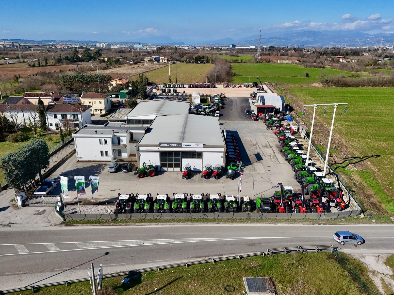 Veduta aerea della sede Agri Verde a Verona, con l’esposizione di trattori e macchinari