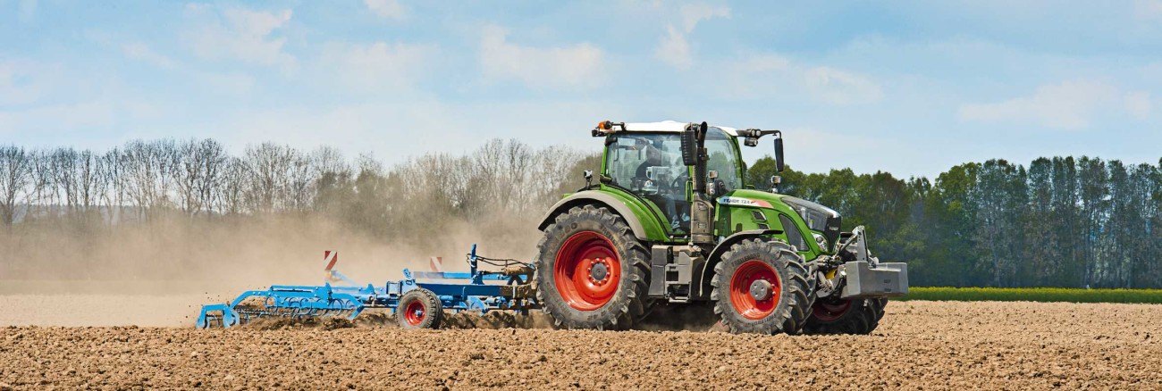 Trattore Fendt con attrezzo in campo